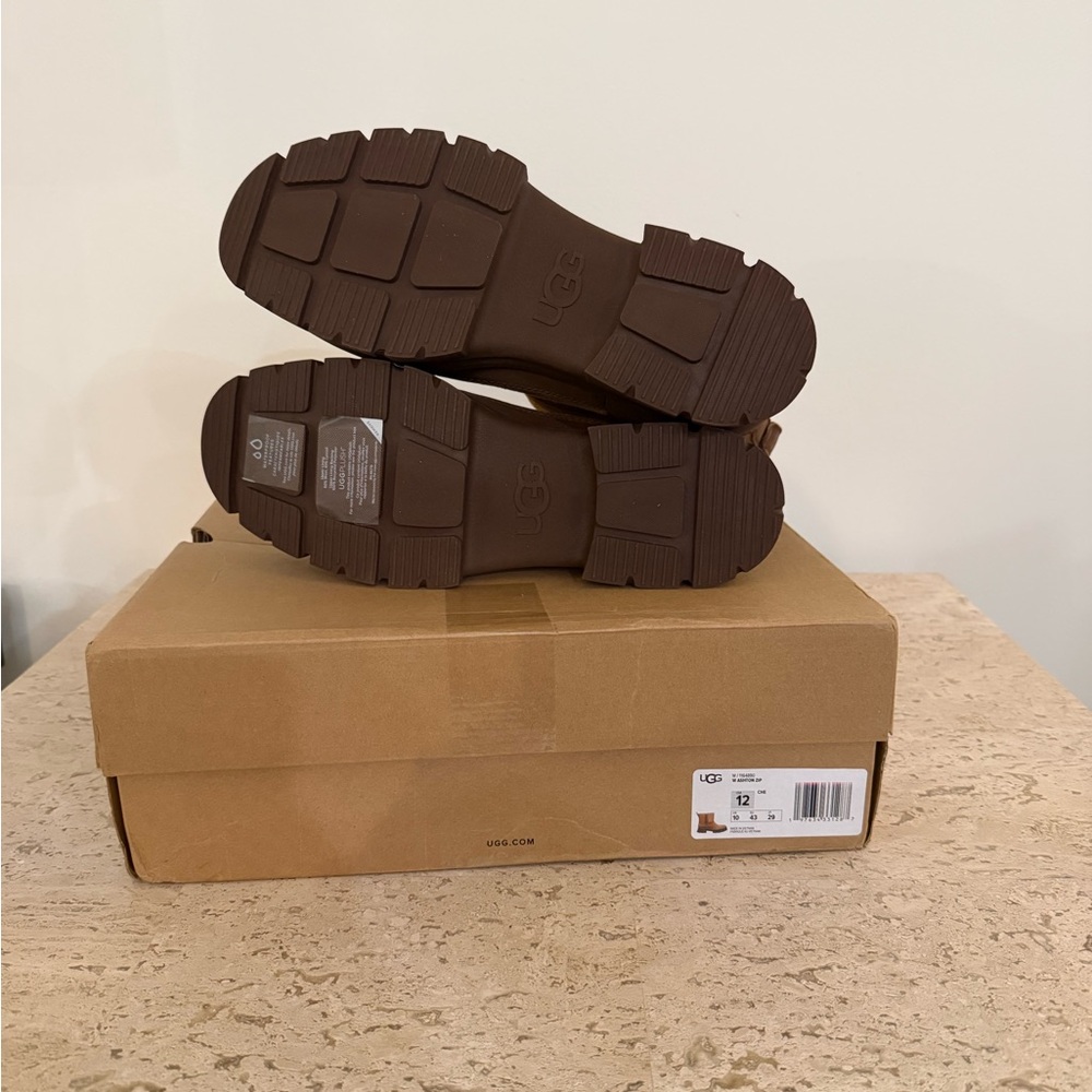 UGG® Ashton Zip - Picture 9 of 14